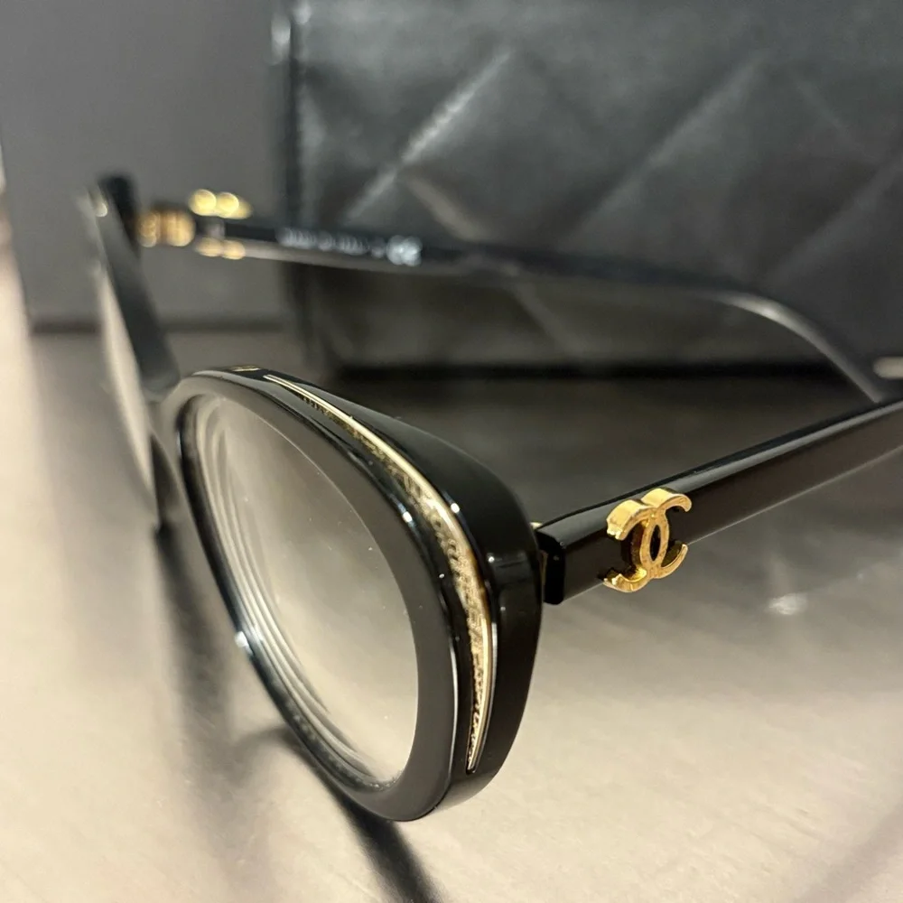 CHANEL Elegant Black and Gold eyewear - Picture 5 of 8